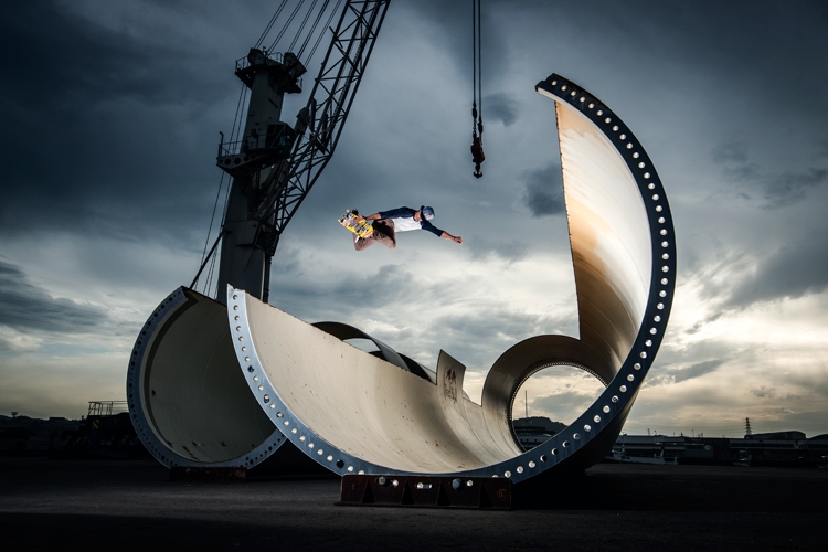 Danny León: riding his skateboard inside a wind turbine | Photo: Red Bull