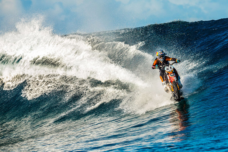 Robbie Maddison: motorsurfing in Teahupoo | Photo: DC Shoes