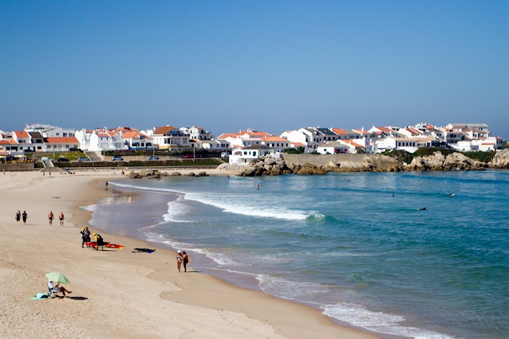Surfing in Portugal: perfect waves, great weather, excellent food