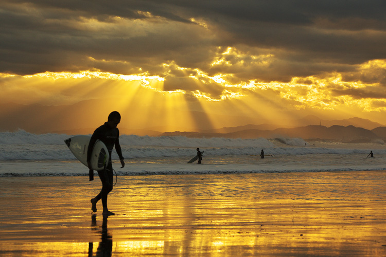 Surfing: stoked till sunset | Photo: Minoru Nitta/Creative Commons
