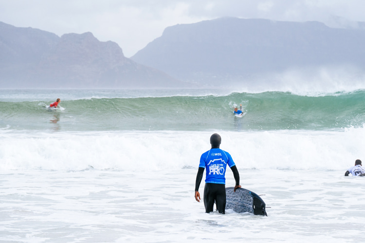 WSL: anyone can pay a small fee and enter an official surf contest | Photo: WSL