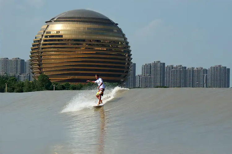 Qiantang River, Hangzhou, China: the world's largest tidal bore has been ridden for centuries | Photo: Wabsono/Brumage