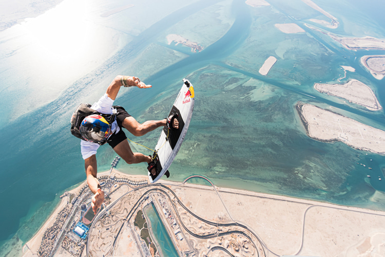 Sebastián Álvarez: the skydiver landed on Surf Abu Dhabi in time to surf a wave | Photo: Red Bull