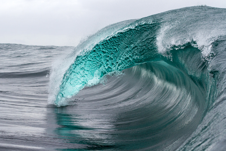 Waves: a living entity with magical properties | Photo: Shutterstock