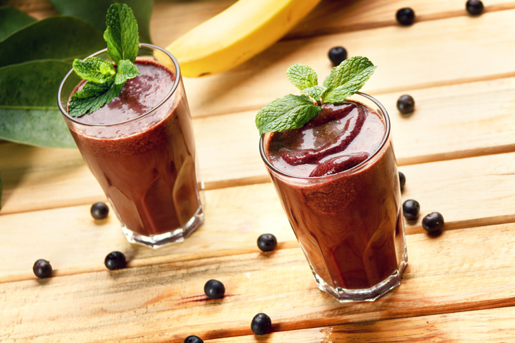 Açaí: a superfood with owerful antioxidants, heart-healthy omega fats, amino acids, fiber, protein, vitamins, and minerals | Photo: Shutterstock