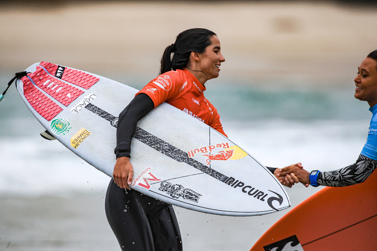 Teresa Bonvalot and Bahia Frediani at Pantín Classic Pro 2024: they were tied with zero points for most of their heat | Photo: WSL