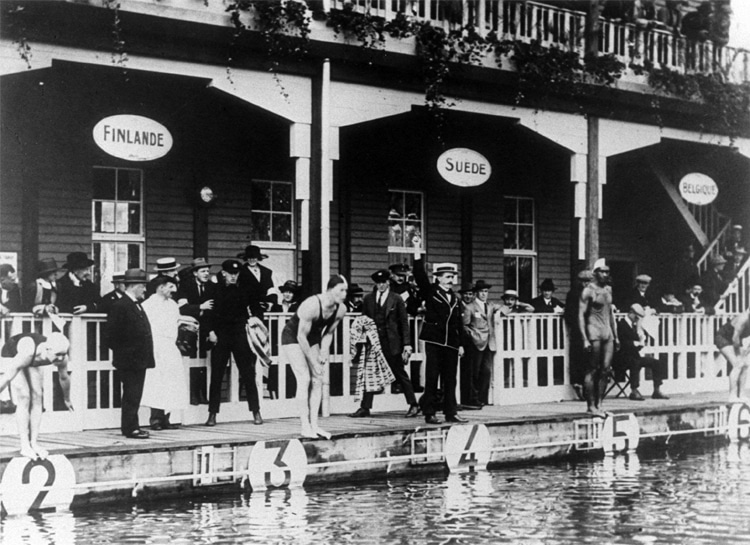 Antwerp 1920 Olympics: Duke Kahanamoku gets ready to swim in lane 5 | Photo: Creative Commons