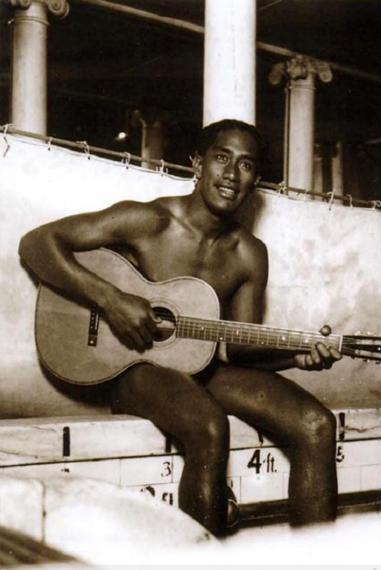 Duke Kahanamoku: playing the guitar in a swimming pool in Chicago in 1918 | Photo: Chicago Historical Society