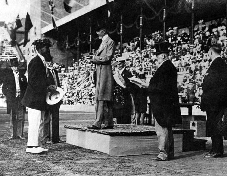 Duke Kahanamoku: receiving the Olympic laurel wreath from King Gustaf V of Sweden during the Stockholm 1912 Olympics in Sweden | Photo: Photographer Unknown