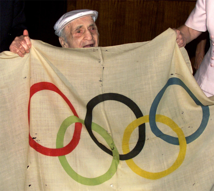 Hal Prieste: he stored the flag in a suitcase for 77 years before giving it back for the Sydney 2000 Olympics | Photo: Creative Commons