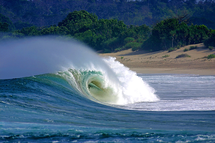 Indonesia: the country has some of the world's best surf breaks thanks to the magical Indian Ocean swells | Photo: Shutterstock
