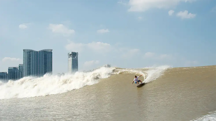 Qiantang River: on special days, the tidal bore produces waves up to 20 feet high | Photo: Wabsono/Brumage