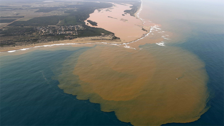Mariana dam disaster, 2015: the contamination of Rio Doce reached Regência and the Atlantic Ocean | Photo: Creative Commons