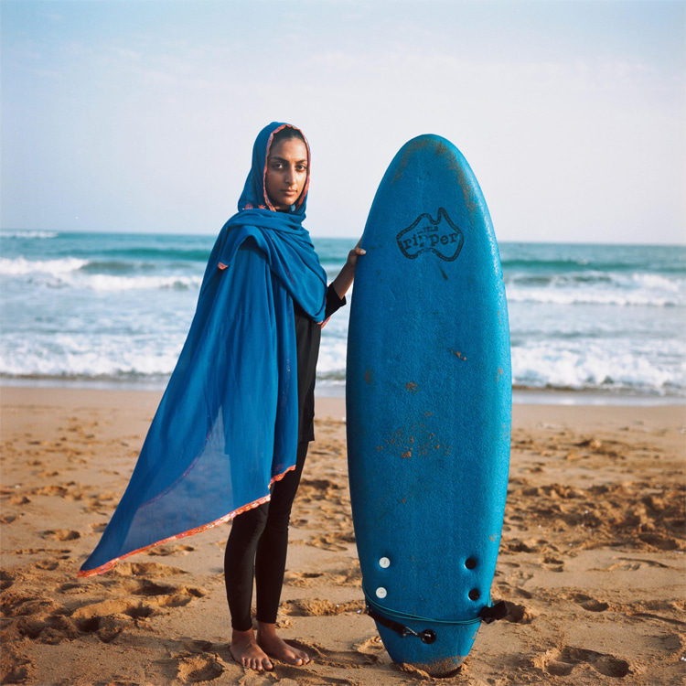 Shahla Yasini: Iran's first woman surfer learn the art of riding waves in Ramin, in the southeast of here country | Photo: Frigieri/Gestalten