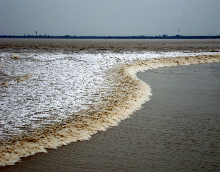 Silver Dragon: the Qiantang River tidal bore travels at speeds exceeding 25 miles per hour | Photo: Creative Commons