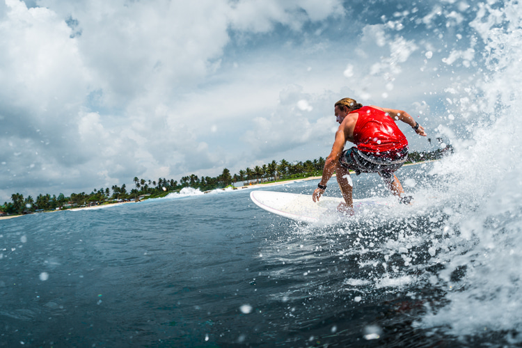 Surfing: moisturizing and hydration help strengthen a surfer's hair against the UV rays and seawater | Photo: Shutterstock