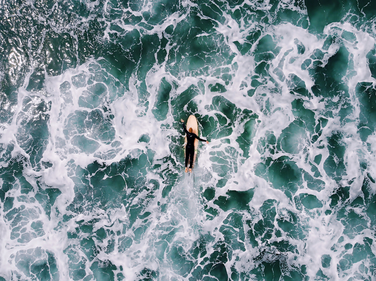 Surf: paddling out all by yourself can be fulfilling | Photo: Shutterstock