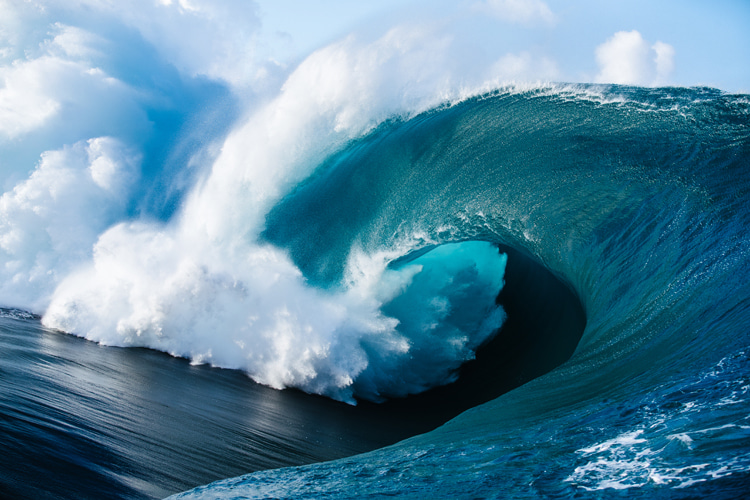 Why do barreling waves spit?