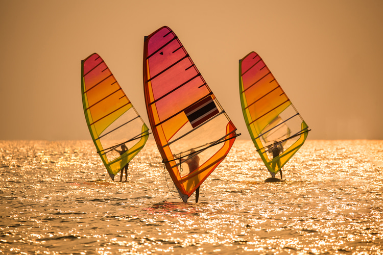 Windsurfing: An alternative to a holiday at a windsurfing resort is to visit an area with top-notch rental equipment |  Photo: Shutterstock