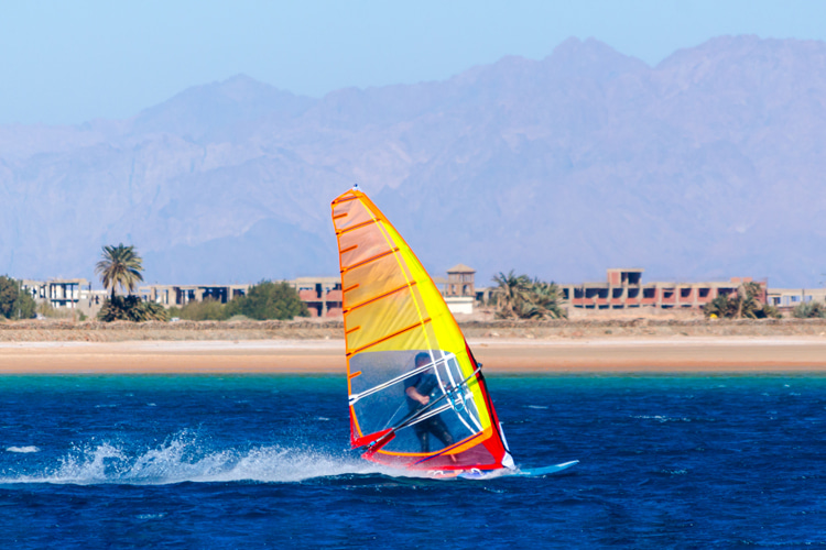 Windsurfing: Visit areas in the season when there is most likely to be wind |  Photo: Shutterstock