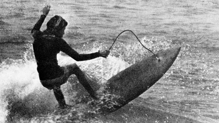 Surf leash: a piece of surfing equipment that evolved throughout the 20th century | Photo: Encyclopedia of Surfing